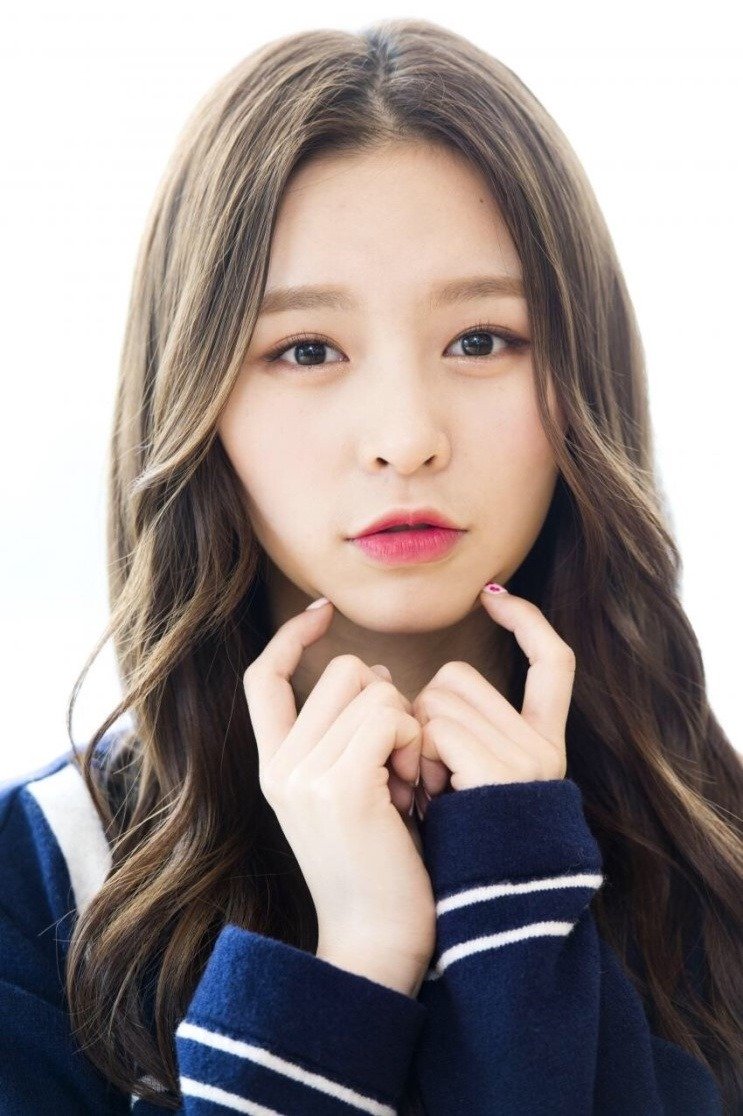 “Name: Chong Ting Yan (莊錠欣)
Stage Name: Elkie
Group: CLC&am...