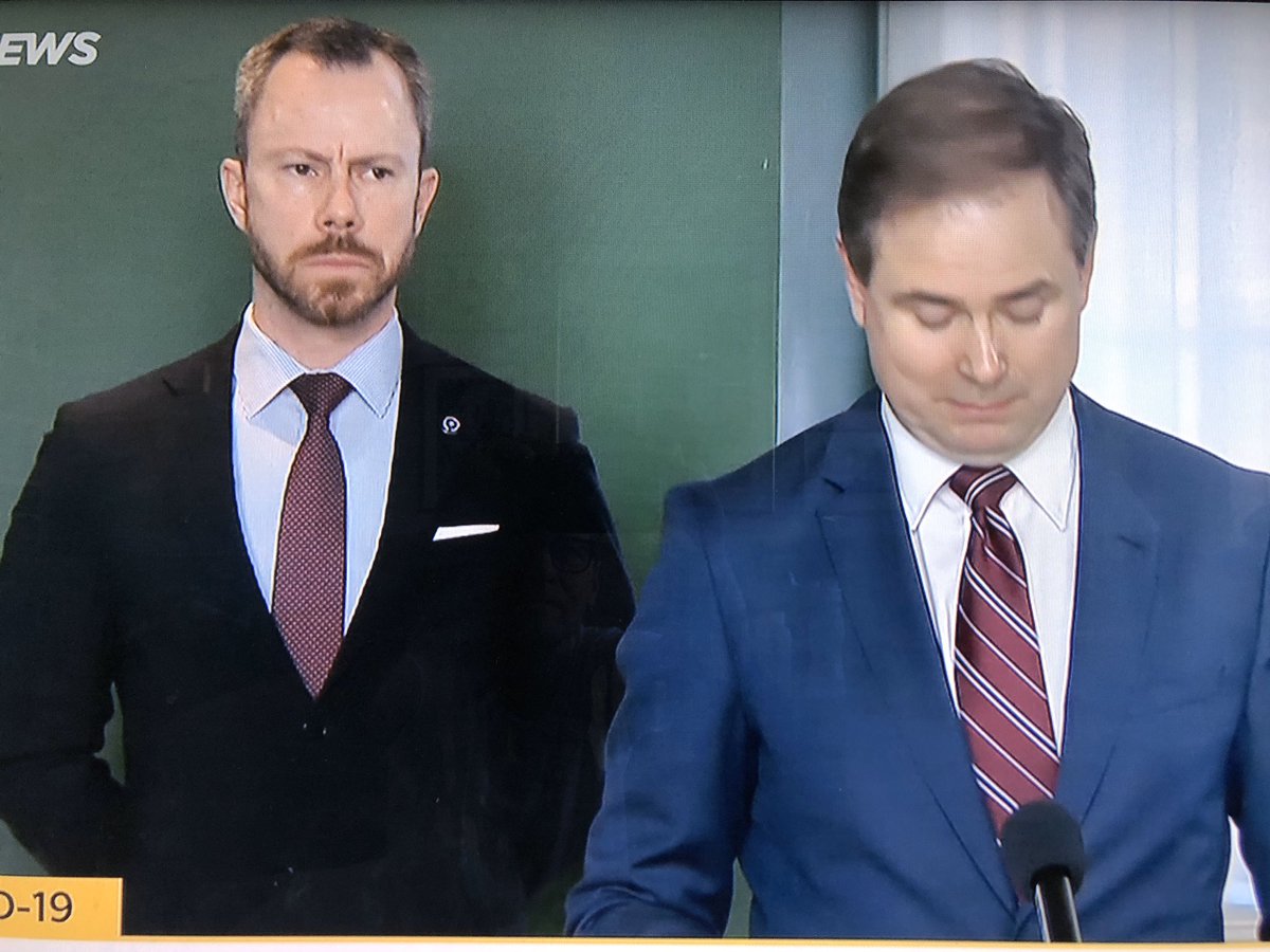 OliverZahle's tweet photo. Så mange spørgsmål: Hvorfor ser døvetolken så sur ud?! Laver han tegnsprog bag ryggen? Er det ikke det samme som at hviske på tegnsprog? Hvad sker der?! https://t.co/ANsxOWXpZS