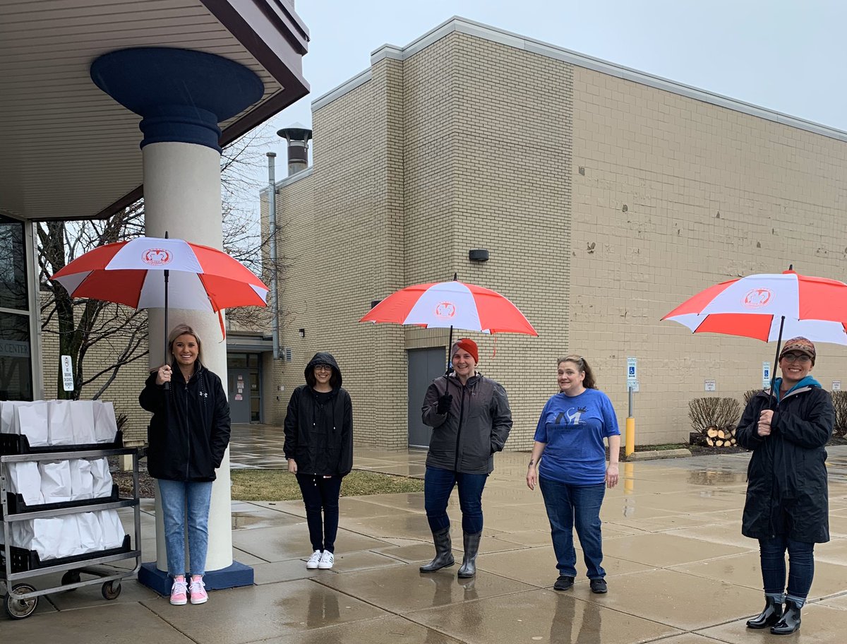 Morton709's tweet photo. Not even ☔️ rain will stop our MHS and Arbor crew from handing out lunches today‼️💯👏#OneMorton https://t.co/ADw1tcYgfA