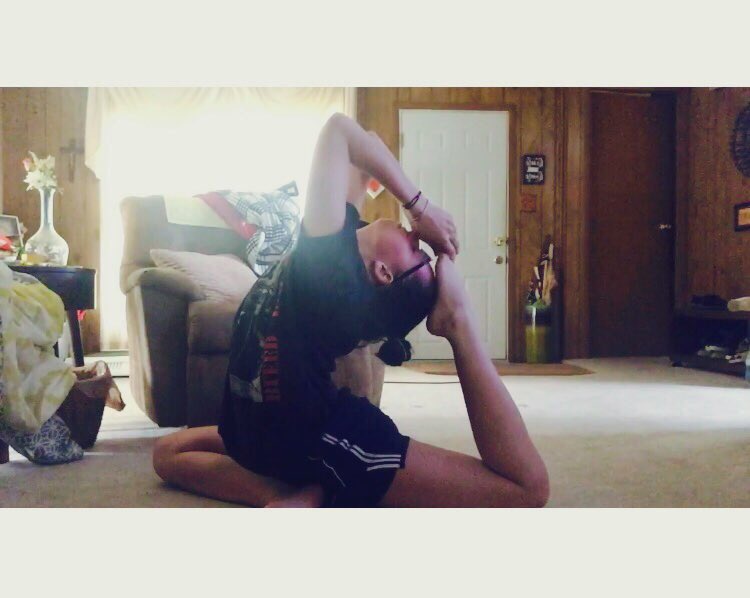 emilynonemacher's tweet photo. This social distancing has been rlly good for my yoga at least 💁🏻 namaste ♥️ https://t.co/7bFwMkXyLx
