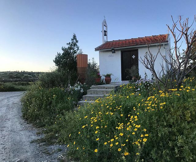 itsmeFotis's tweet photo. Walking in less busy streets. #episkopi #coronavirusdays #church #scenery #flowers #cyprus #limassol https://t.co/qXfDg8zAby https://t.co/CnOjVdyhtz