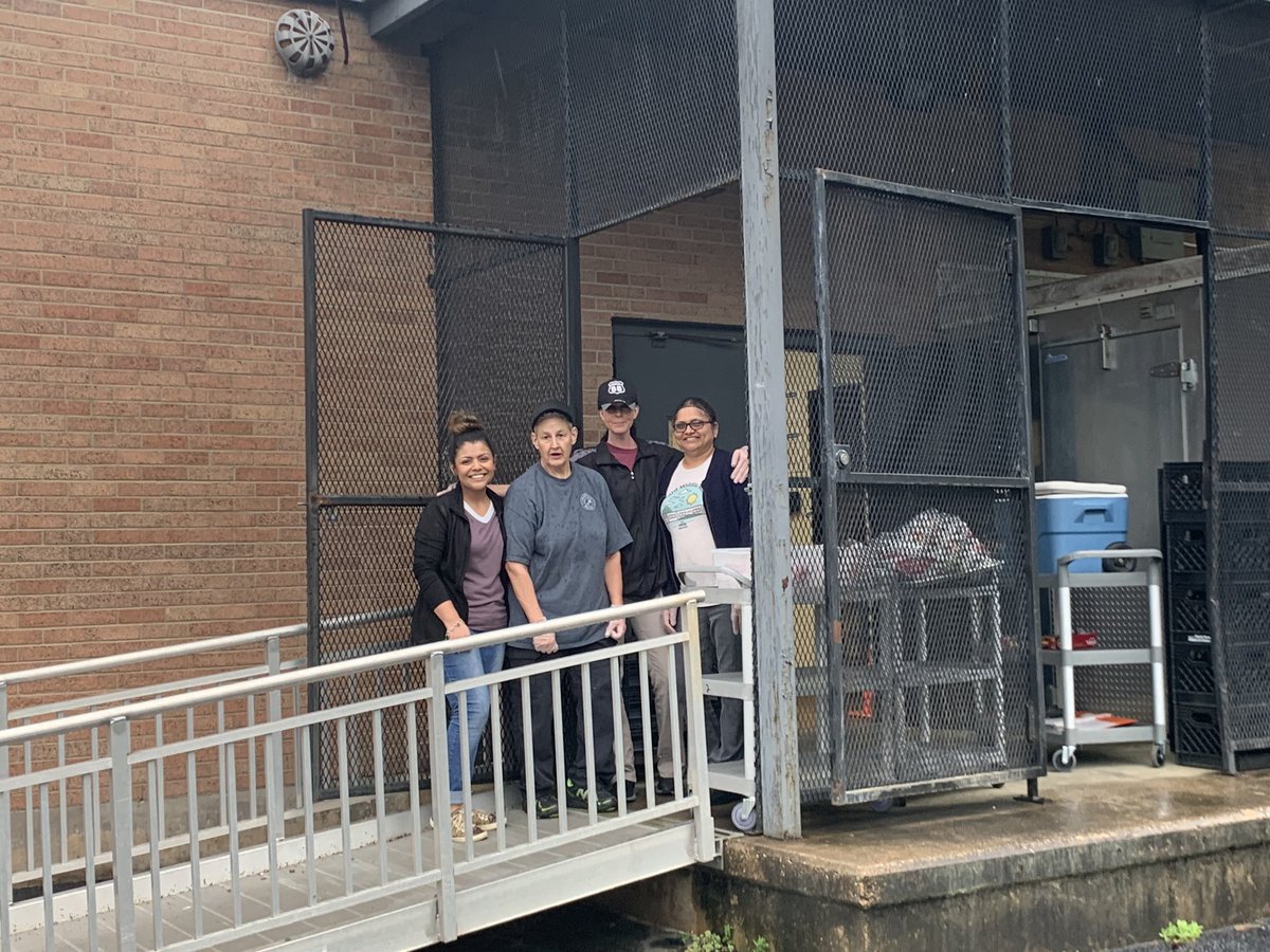 CoogsHouse13's tweet image. Huge shoutout to our @hubbardtylerisd cafeteria staff for feeding our kids in this time of uncertainty! Praying for all to stay safe and be well. #heroes