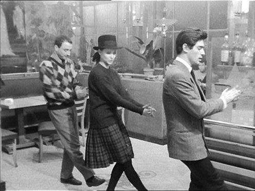 AleyaAv's tweet photo. On se souvient de cette scène où Uma Thurman et John Travolta dansent le twist dans “Pulp Fiction”.
En la réalisant, Quentin Tarantino cherchait à créer une tension entre les deux personnages, mais aussi rendre hommage à une scène du film “Bande à part” (1964) de Jean-Luc Godard. https://t.co/PcWbe1eEFN