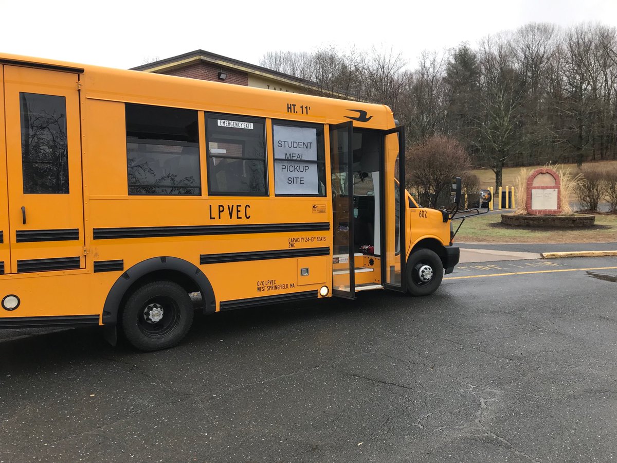 TathamWSPS's tweet image. Food distribution 11-1 Monday through Friday @ Tatham.  Thank you to Colleen (bus driver), Tammy (cafe Mgr) and Shelly (HS cafe) for their service with a smile!