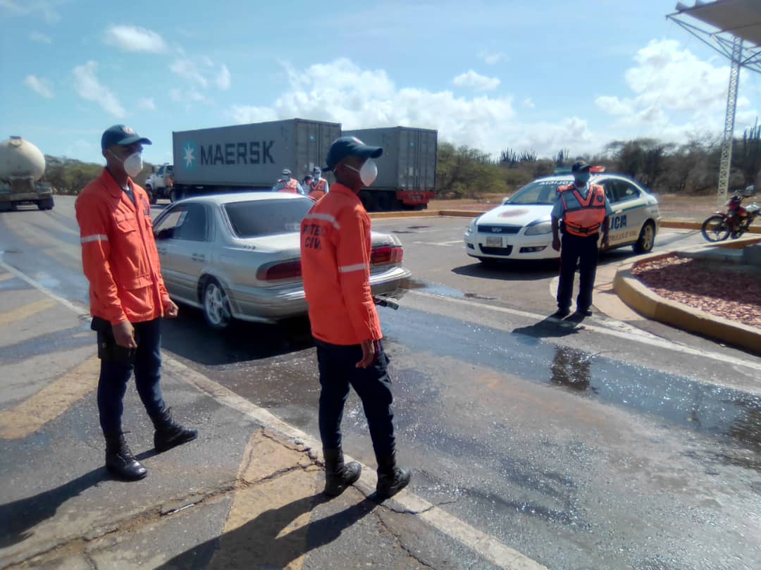 PCivil_Ve's tweet photo. Falcón 🚨Redan Occidente, ZOEDAN Falcón,  se encuentra activo el punto de control y prevención en el Peaje Los Médanos, Mpio. Miranda, Pquia.San Grabiel. Sector carretera  Coro- Pto. Fijo. Funcionarios de Protección Civil verifican uso de tapaboca
#JuntosEnLaPrevención https://t.co/zCz4XcVi9h