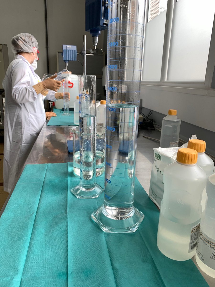 CHU_Lille's tweet photo. #COVID19 
Chaque jour, à la pharmacie centrale du CHU de Lille, 2000L de Solutions Hydro-Alcooliques sont réalisés, embouteillés et distribués au sein des établissements de la région
Cela est rendu possible grâce au volontariat et à la mobilisation de nombreux étudiants. Bravo!👏 https://t.co/paaM19X2R9
