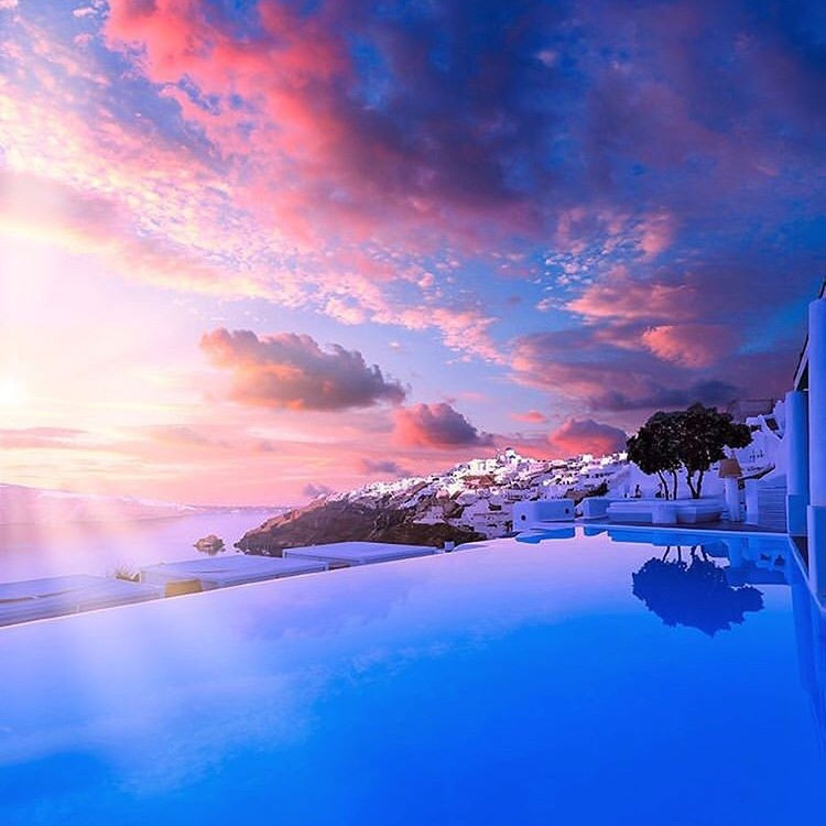 Let the magic of a sunset enchant you.

📸 : @luvyans via @kirinisantorini

#flynojetlag✈️
#2020travel
#nojetlag
#jetlag
#travel
#travelessentials
#worldtraveller
#adventure
#kirinisantorini
#katikiesmoments
#santorini
#greece
#bestgreekhotels
#bestviews
#santorinisunsets