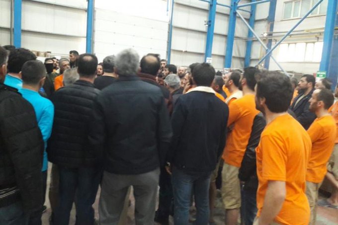 CebiDelikler's tweet photo. #Gebze'de ücretleri düzensiz ödenen Sanikey işçileri üretimi durdurdu.

Bir süre önce işten atmaların olduğu Seramik fabrikası Sanikey'de 4 aydır ücretlerinin düzensiz ödendiğini belirten işçiler üretimi durdurdu. İşçiler,"Borçlarımız var, bıktık, ikinci defa iş durdurduk” dedi. https://t.co/s52TBW4sJZ