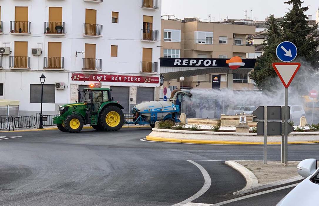 Agroinformacio's tweet photo. Los tractores cumplen su promesa y empiezan a recorrer la localidades en tareas de desinfección de las calles
https://t.co/6E1bWVp5K8 https://t.co/XIX88rfNKY