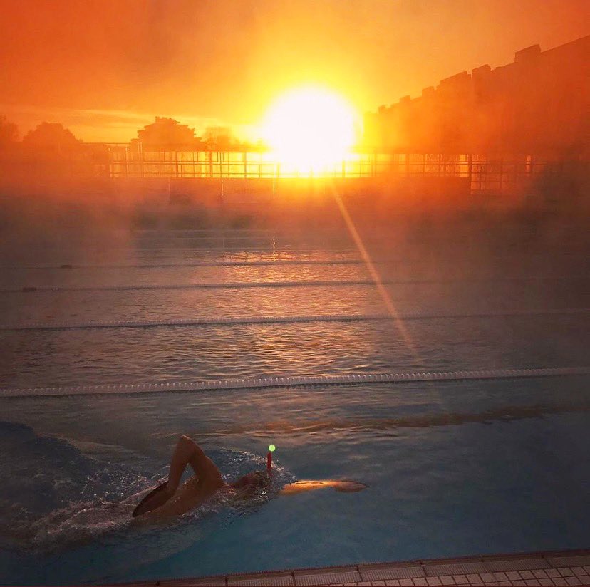 That feeling when you pop underwater and forget about the chaos above 🧡🏊

📸 remi.renard_