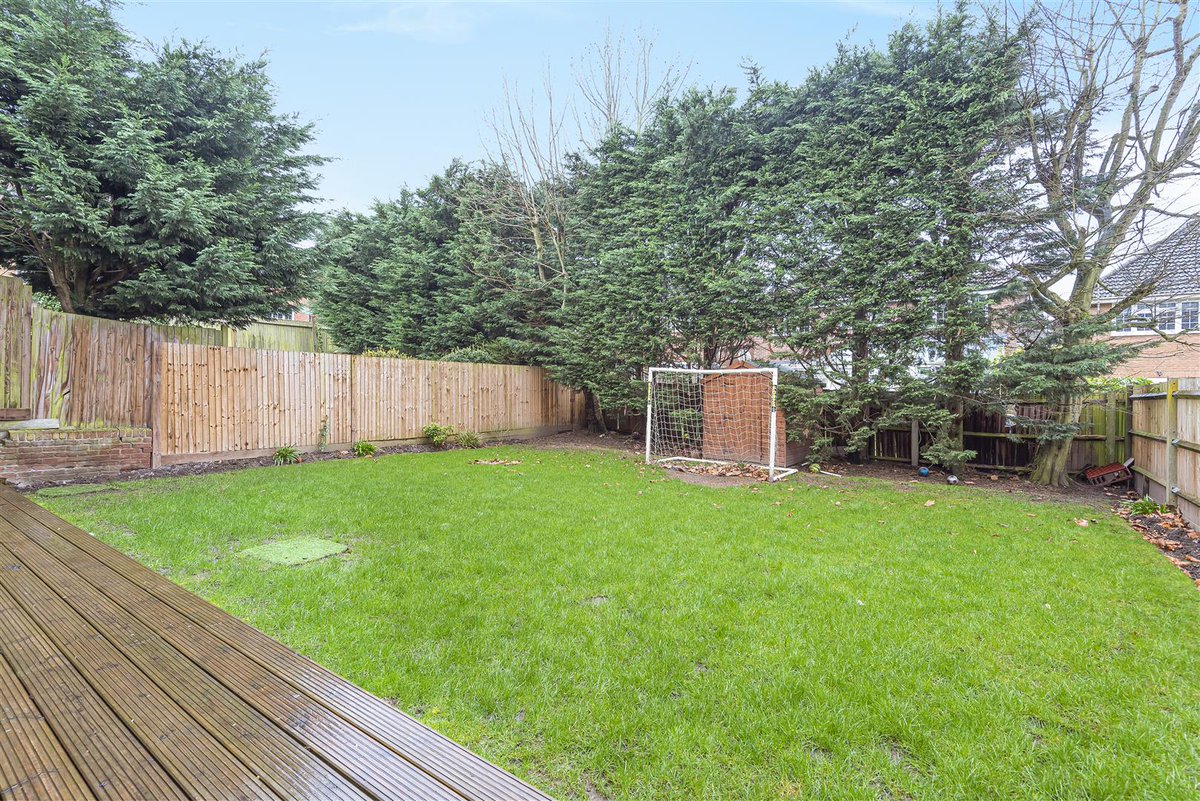 FrescResi's tweet photo. Located in this highly desirable &amp; rarely available Cul-De-Sac on the highly popular Allum Park Estate is this extremely well presented detached 5-bedroom three-bathroom (one en-suite) family home. https://t.co/0cwZDGKvQw

🛏5 bedrooms
📍 Elstree
💷 £1,295,000
📞 01923 589 400 https://t.co/mrx3NC1Q6d
