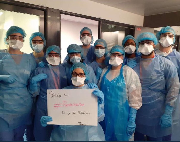 HopitalTenon's tweet photo. Protège toi #Restecheztoi Et ça nous aidera... Tenon(s) bon ! tel est le message de l’équipe de médecine intensive et réanimation de l’@HopitalTenon @APHP La meilleure façon de les aider est de respecter le #Confinementotal. Pour montrer votre soutien rdv à 20h #OnApplaudit ! https://t.co/XZVYZj9g62