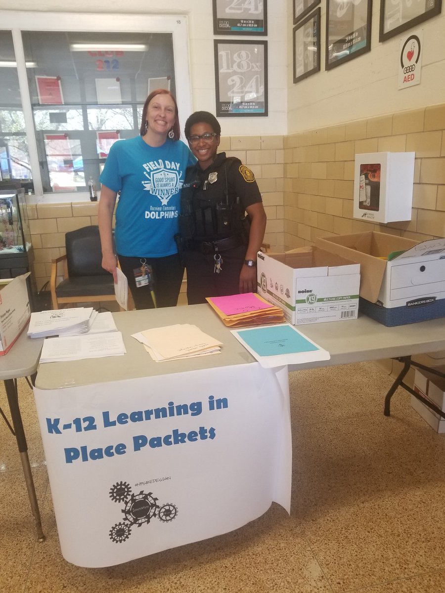 NorfolkPta's tweet image. We stopped by Norview Elementary for #LearningInPlace packets and #GrabNGo meals. Shout out to @katcaple,  @SchoolMeals_NPS, @NorfolkPD and all @NPSchools staff who are making sure kids are fed and learning! #inthistogether #COVID19