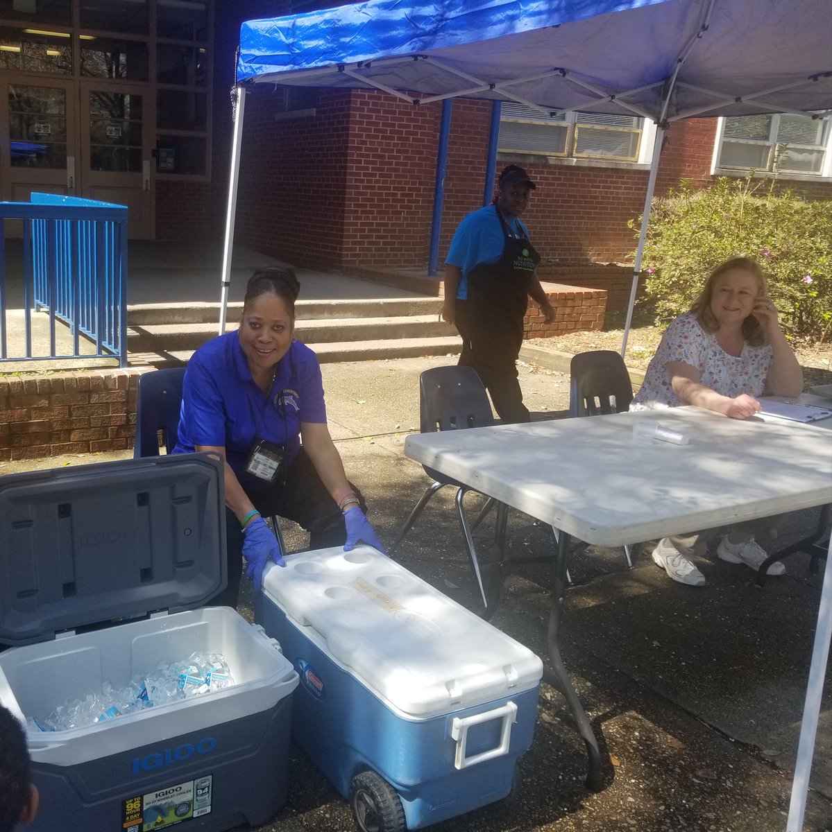 NorfolkPta's tweet image. We stopped by Norview Elementary for #LearningInPlace packets and #GrabNGo meals. Shout out to @katcaple,  @SchoolMeals_NPS, @NorfolkPD and all @NPSchools staff who are making sure kids are fed and learning! #inthistogether #COVID19