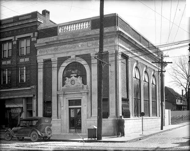 theValentineRVA's tweet photo. #Manchester locals may recognize this image! When it was taken, this building was home to the Bank of Commerce & Trusts on #HullStreet.
More here: https://t.co/b9QvDLAK5z
#RichmondStories #CookCollection
Image: Cook0118, Bank of Commerce & Trusts, Circa 1920, Cook Collection https://t.co/HVRsVYbgGE