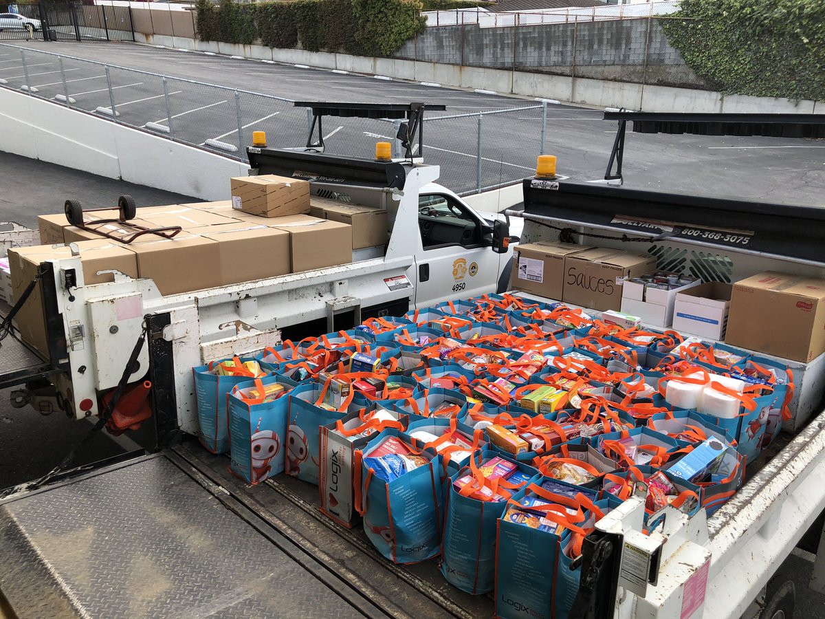 Muir_DrMiller's tweet photo. Thank you to @LogixFCU for supporting a great food drive by @MuirBurbank for @theBTAC. Thanks to @BurbankCA Water & Power for picking up and delivering the 3500+ items that were donated the last few weeks by John Muir families. #BetterTogether #BUSDSchoolsSupportBurbank https://t.co/kybKsONYMj