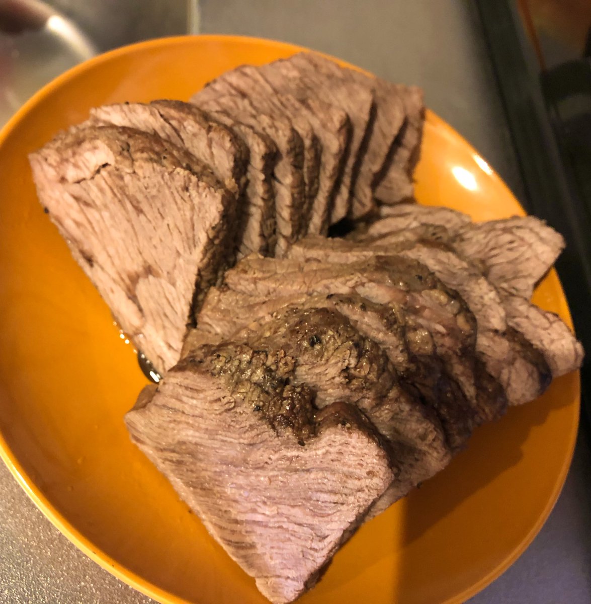 ちなともおにぎり V Twitter 湯煎しすぎて ローストビーフじゃない仕上がりになりました 言い訳聞いてくれる でもねでもねとっても 柔らかくて味は完璧なんだょ これじゃ嫁に行けないな ローストビーフ 失敗 辛い 寝てたら 湯煎 自炊