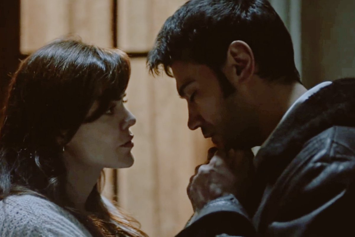 "Çöl hiç sudan korkar mı?
Ya dalga denizden?
Ateş külü yakar mı?
Kül ateşi beklerken.
Yar vefadan kaçar mı ?
Vefa diye inlerken."
#BirZamanlarÇukurova #sabırtaşı