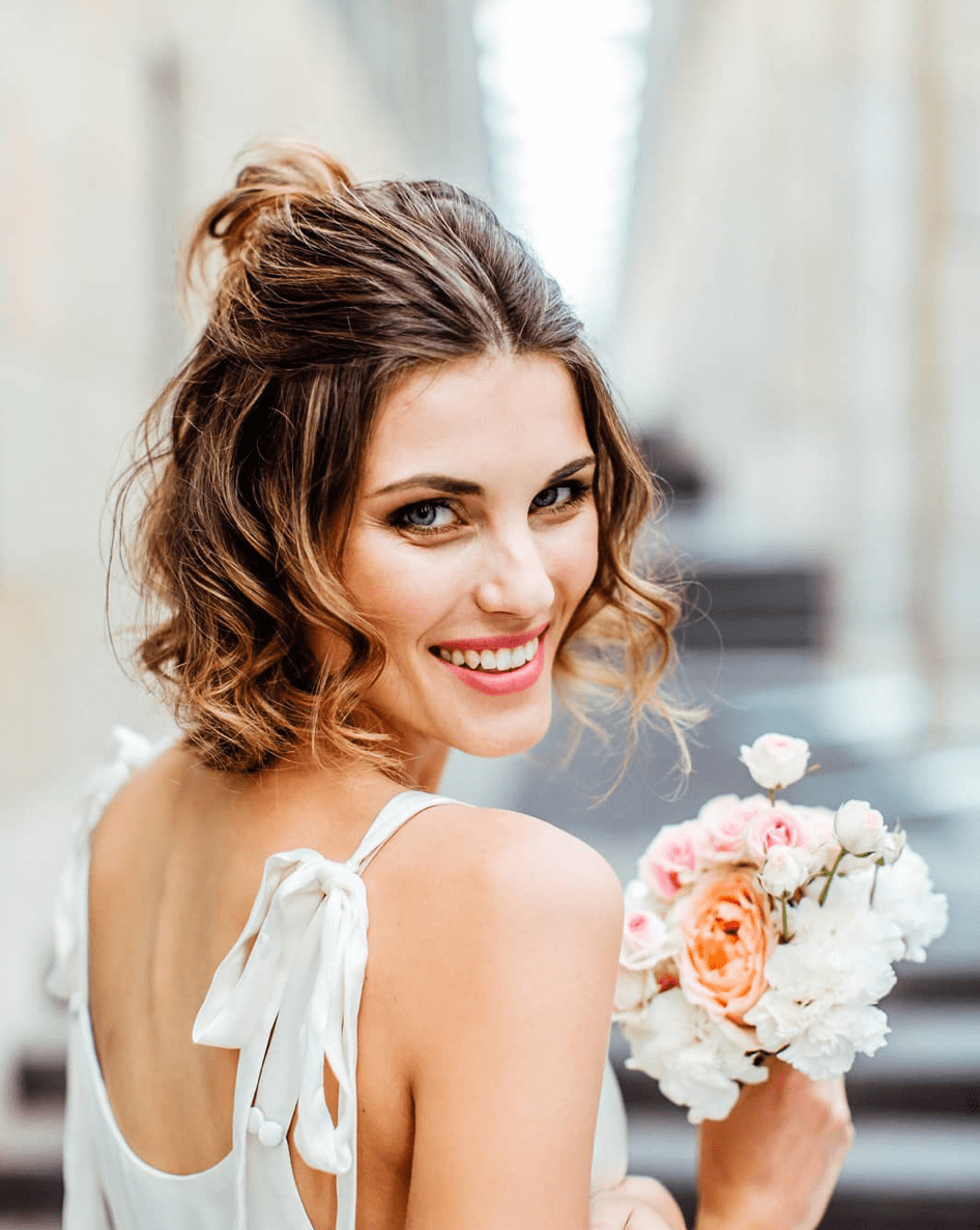crazyforus's tweet photo. Future brides, dazzle with a short bob hairstyle; #BobHaircut #ShortWeddingHair #BridalHair #BobHairstyle #BrideToBe #FutureBride #ShortHair #WavyHair https://t.co/iK6OK00quY https://t.co/SBwpBObcNL