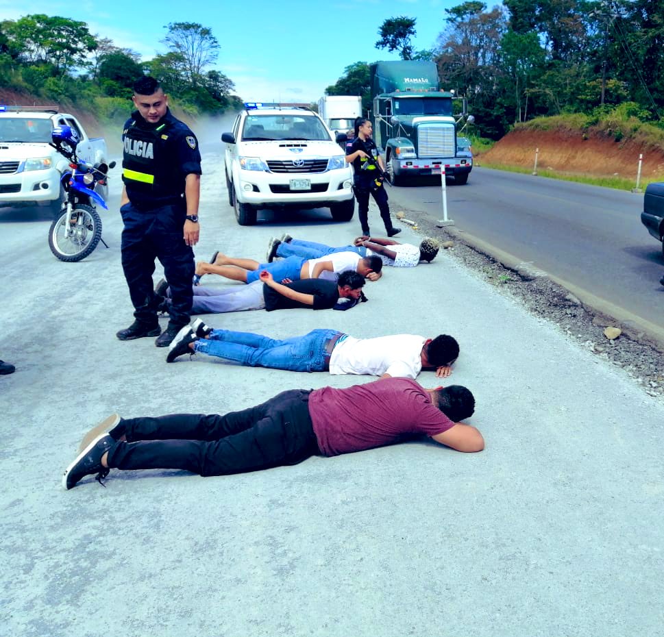 dcalderonfp's tweet photo. Excelente capacidad de respuesta de oficiales de la @fuerzapublicaCR de #Guacimo, #Limón, frustraron el robo de un contenedor y detuvieron, tras una intensa persecución a cinco personas #LaPoliciadelosTicos https://t.co/PgApkRBEUS