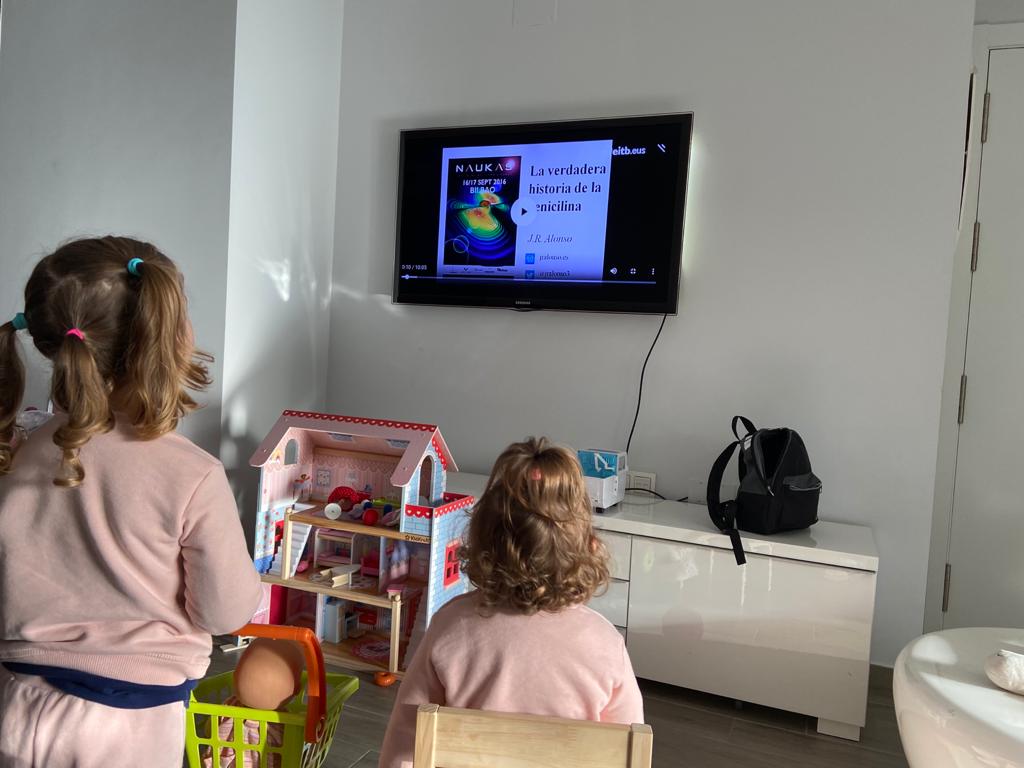 #Naukasencasa viendo la charla de <a href="/jralonso3/">José Ramón Alonso</a>, "La verdadera historia de la penicilina". Público demasiado joven, público efímero. <a href="/cervantescieza/">Cervantes Cieza</a> <a href="/juanfisicahr/">Juan Francisco</a> #RecreoNaukas