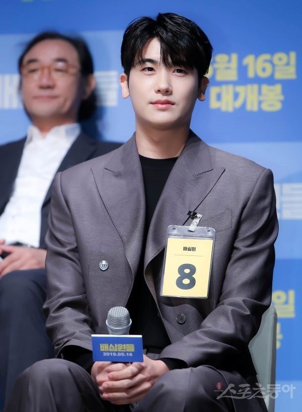 JUROR 8 (배심원들) // 2019: Moon So-Ri, Park Hyung-Sik: 114 minutes: Legal Drama: In 2008, eight ordinary citizens from different backgrounds are summoned to be jurors of a criminal trial. Hyungsik plays the 8th juror who questions the defendant’s guilt: Viki, Viu