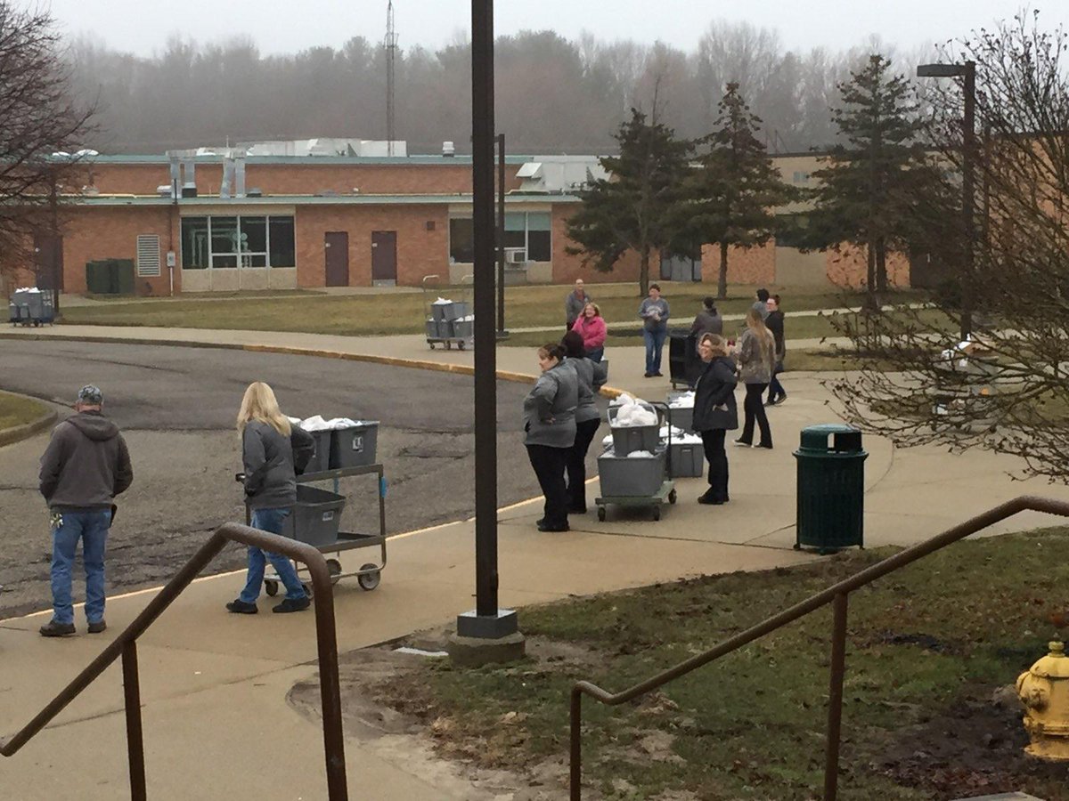 DaveEhlers_CCS's tweet photo. Today our dedicated Food Service staff and Bus Drivers provided 4-days worth of meals to 703 kids!  That is up from 440 on Monday!  #CometPride https://t.co/6BbOInFGLO