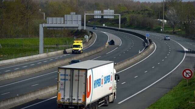 PhilippeRubion's tweet photo. Maine-et-Loire. Sur les #autoroutes, les #routiers circulent pour #approvisionner les #magasins #Maine-et-Loire #Angers @courrierouest https://t.co/gcDbwpwN27 https://t.co/hndyZEwP4u