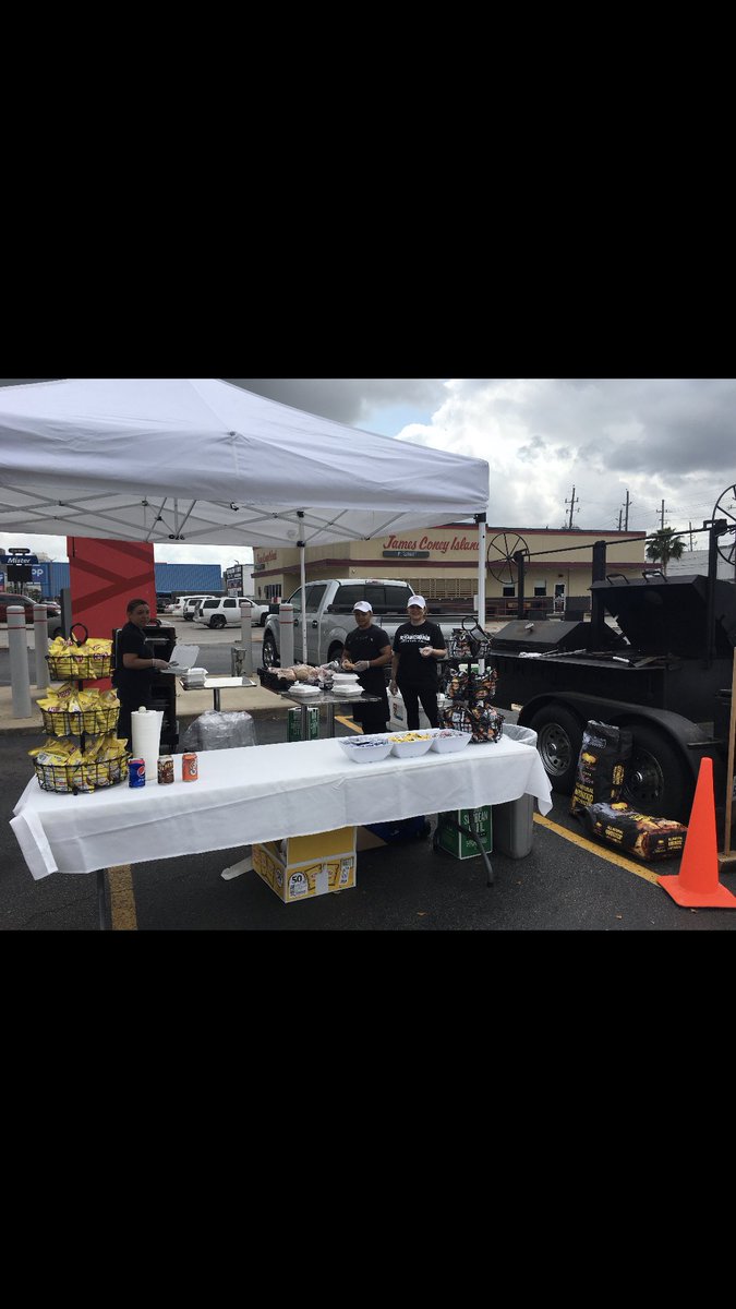 lili_grill's tweet photo. Come check out our set up today! A Mesquite Grilled Hamburger, bag of chips and a drink for $10! https://t.co/7g6LTvBeEZ