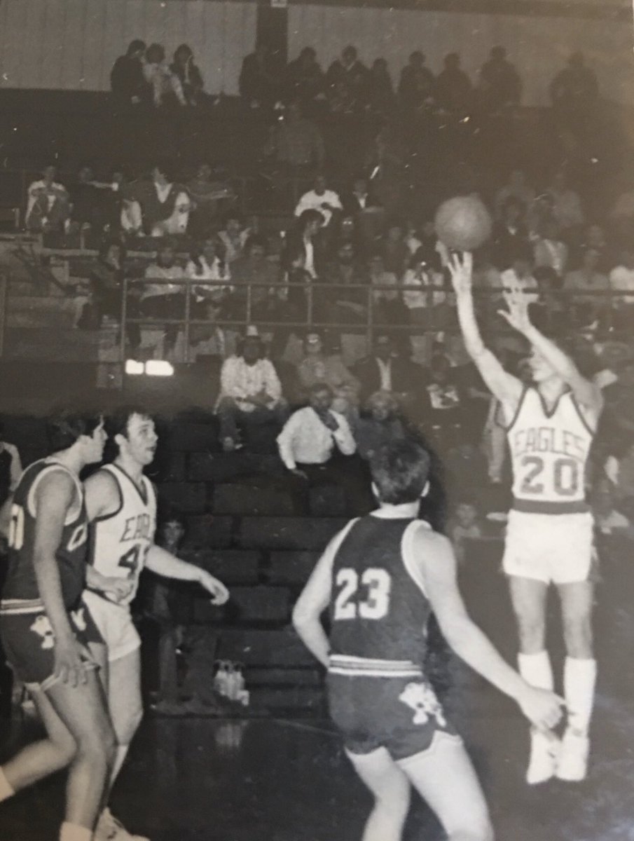 coachrowe20's tweet image. A little bored sitting around, went thru some old pics and found this jewel🤣! #oldschool #midrangegame