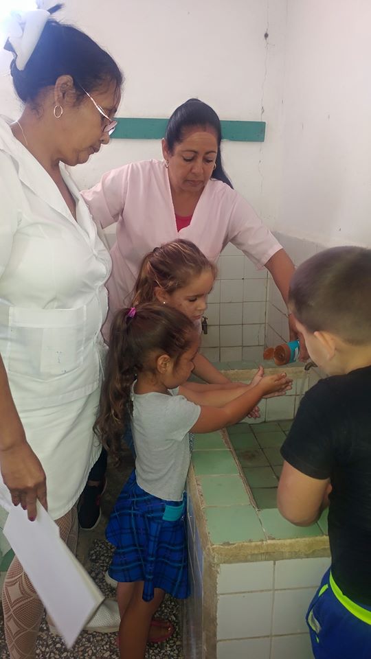 #Ahora// Educadoras y enfermera del Circulo Infantil Estrellitas Mambisas del municipio #Rodas preparan a nuestros niños con las medidas para prevenir el COVID-19. #CubaPorLaSalud #CubaSalva <a href="/AsambleaCuba/">Asamblea Nacional Cuba</a> <a href="/CoronaAlexandre/">Alexandre Corona</a> <a href="/ArmadaYolexis/">Yolexis Rodríguez Armada</a> <a href="/GobiernoCfgos/">Gobierno Provincial de Cienfuegos</a> <a href="/anamarianpp/">Ana Mari Machado</a> <a href="/MINSAPCuba/">Ministerio de Salud Pública de Cuba</a>