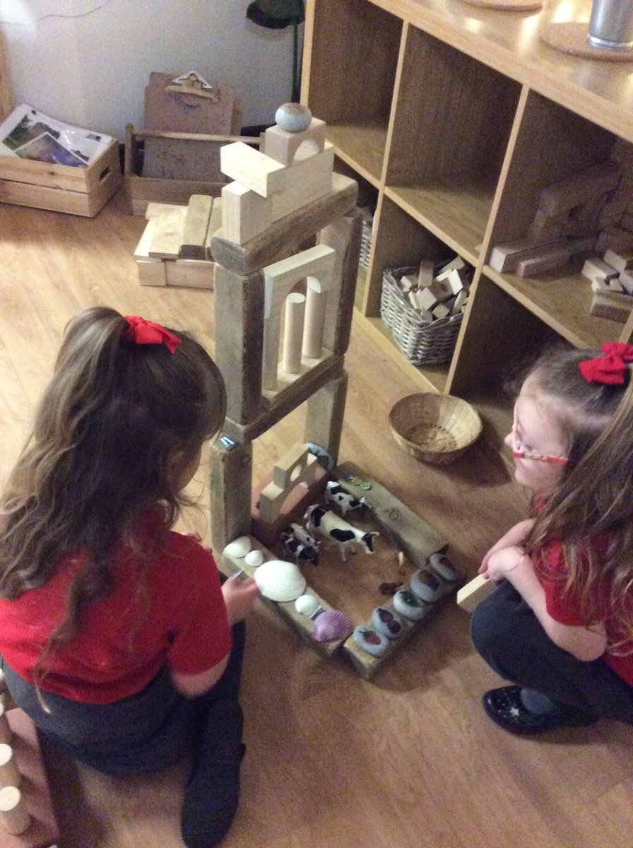 Y12UP1's tweet photo. Some of us made a zoo today 🦒 🦓 #UPY1JM #creativechildren #blockplay #looseparts https://t.co/QShlznBjFe