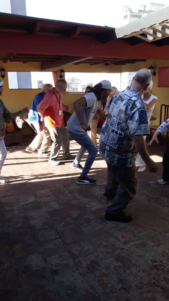 bailasalsa_cu's tweet photo. #tomamosmedidas, no nos tocamos, limpiamos zapatos con cloro, hacemos higiene con productos, bailamos al sol y nos divertimos en casa !!! #Salsacubana vs #coronavirus #CoronaVirusChallenge #QuarentineLife #covid19_Cuba https://t.co/pD5Fz99GRw