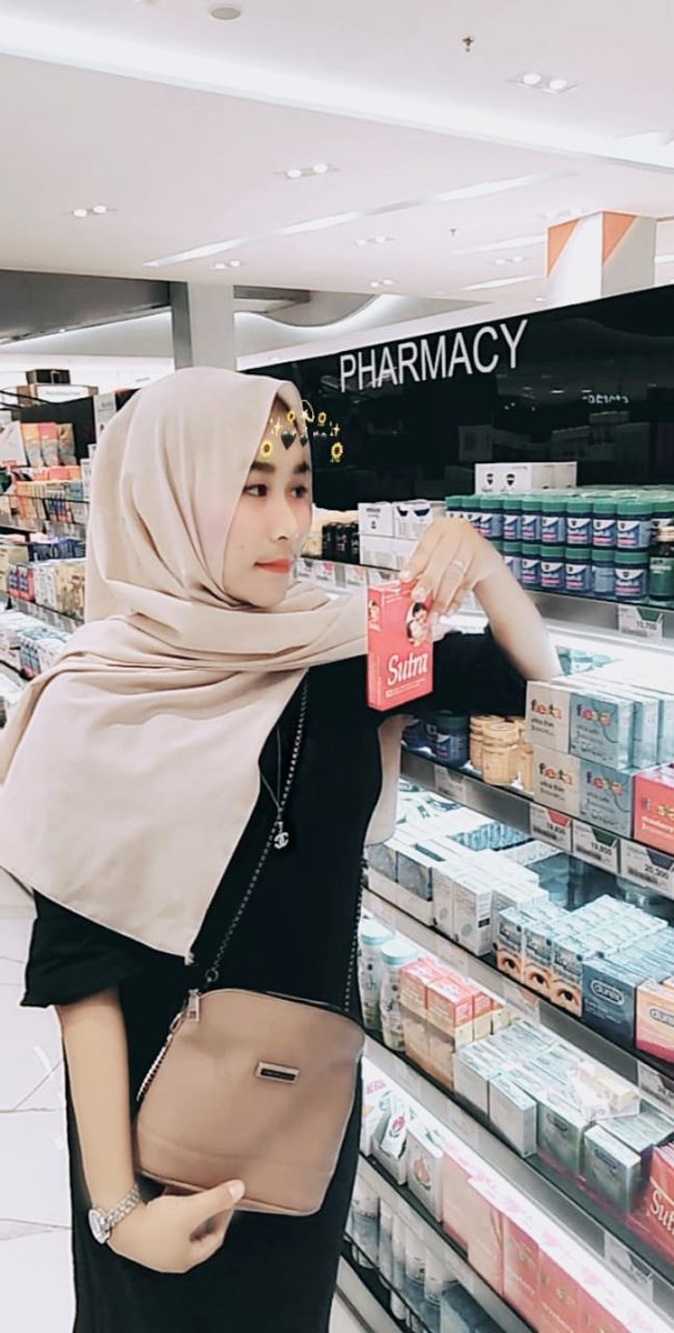 diny_rama's tweet photo. #CoronaVirusUpdate
#malamjumat
upps usilnya temanku suruh pegang itu sedangkan aku ga tau itu apa awalnya 😭😭 https://t.co/y9xOIx7P7D