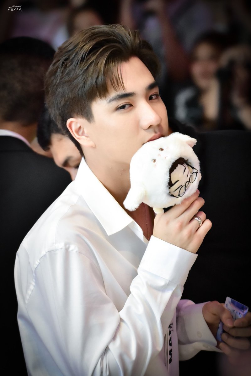 hmmapf's tweet photo. Take a deep breath of fresh air, let all the troubles die with the wind; flowers bloom for you at this moment, smile for you at this moment, light up the candle light,  wish my Perth a happy birthday!
🖤TigerDragonGang❤️
cr：Logo-PerthSaintChinese
#PERTHsDay19th https://t.co/2OiObtZLYv