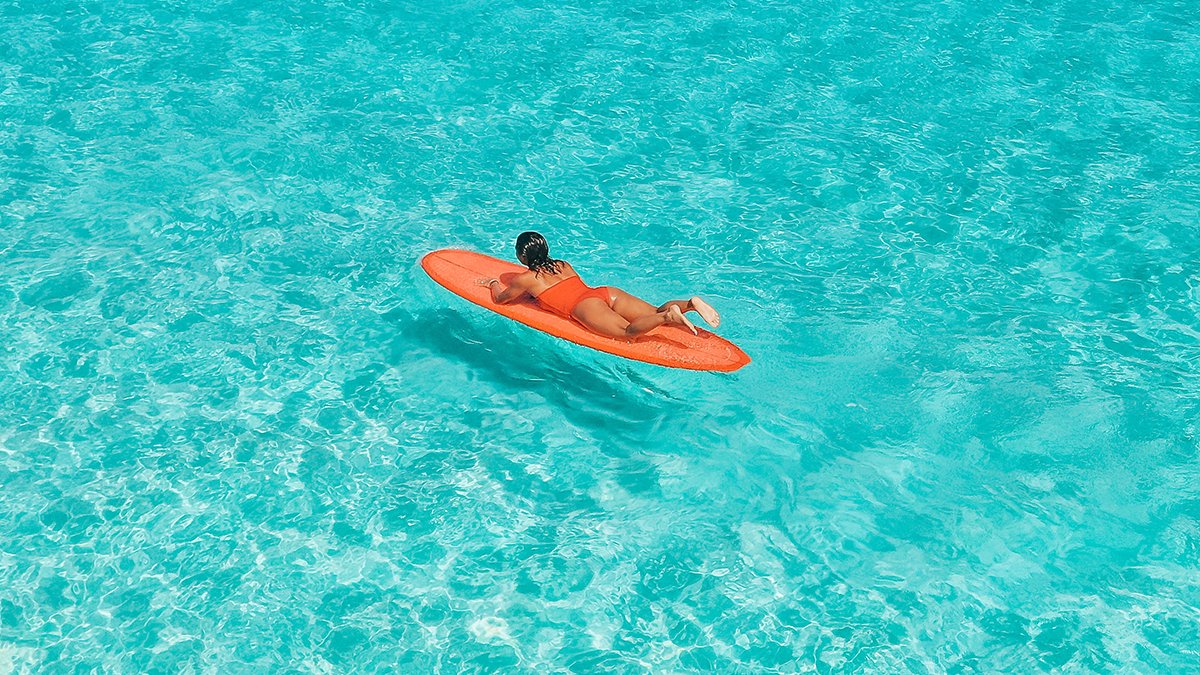 Flotando en un sueño con <a href="/keliamoniz/">Kelia Moniz</a> 📷 <a href="/TommyPierucki/">Tommy Pierucki</a> 🏖️🌊 #ROXYlife  #MakeWavesMoveMountains