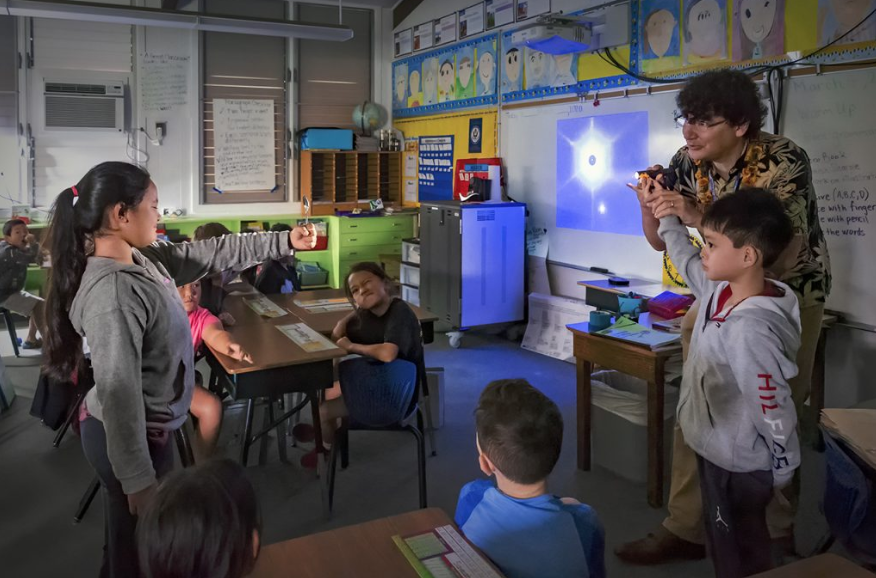 NOIRLabAstro's tweet photo. #OIRLabQuiz Scot Kleinman of #GeminiObs, a program of #NSFOIRLab, is pictured leading an activity with second-grade students from Hilo’s E. B. De Silva elementary school. What are they discussing? #DiscoverTogether
poll: https://t.co/5l681RJfH2
#IotW: https://t.co/cpf1lj2X4F https://t.co/X2B4PcZ4pX