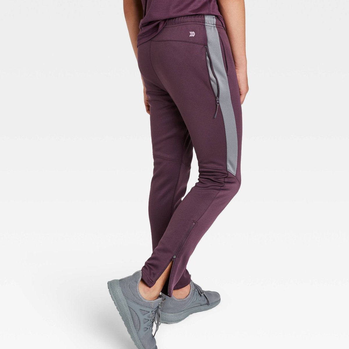 #fleamarket #productsource #independantreseller  #onlineseller 1069pc. Women's, Men's and Children's Performance Clothing Pallet, from Target Stores. 
New, A condition.
These loads have a mix of all Performance items. Fully manifested. Only $2.95 per pc. 
Durvy.com