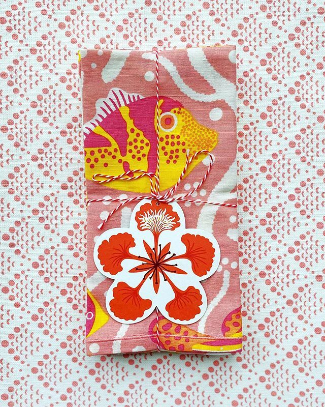 #MarchMeetTheMaker Day 19: Packaging 🎀 It’s become one of our signature things to make an illustrated tag that tells the story of each collection. These are our Pink Coral Reef Napkins from our Indian Ocean Collection, they make such a lovely gift 💕 … ift.tt/2vCND6Y