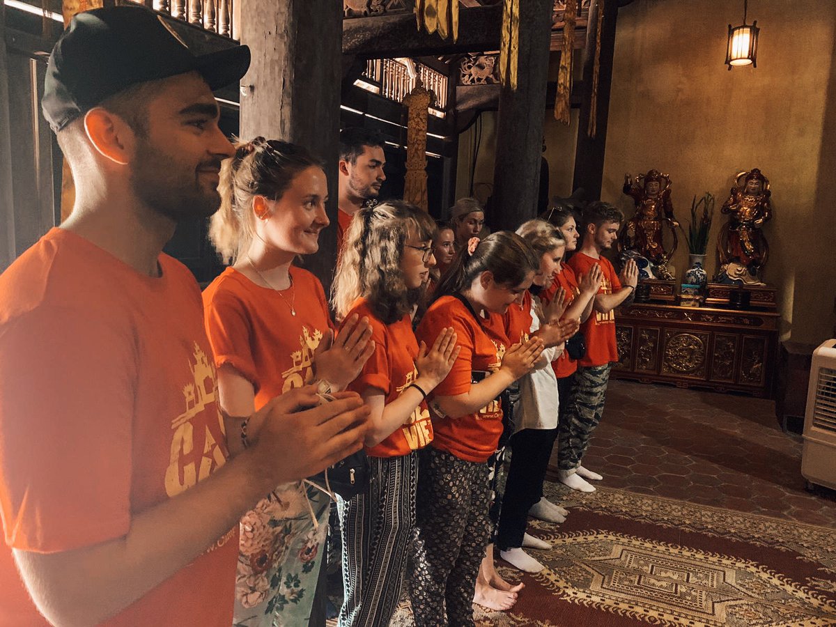 *INTERESTING FACT* The Vietnamese generally shake hands both when greeting and when saying good-bye. Shake with both hands, and bow your head slightly to show respect. Bow to the elderly who do not extend their hand.
If you are travelling to Vietnam this could be useful🤩🇻🇳 .