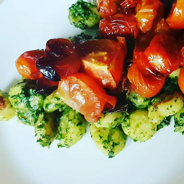 danniwhitburn's tweet photo. Homemade pesto with gnochi and roasted mixed tomatoes... keeping the lurgy away with extra garlic 🤞🏻🌱🍅 #gnocchi #roastedtomatoes #basil #foodie #garlic #pesto #freshingredients https://t.co/e2WjwECjVF