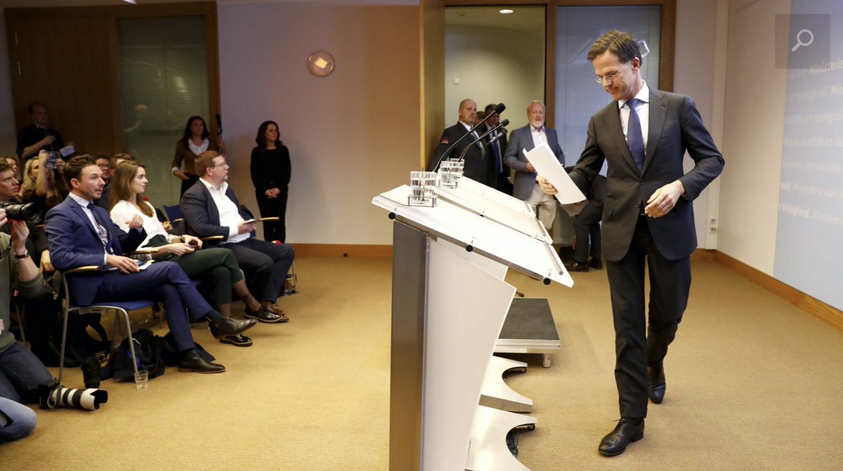Journalisten tijdens een persconferentie van Duitse autoriteiten en journalisten tijdens een persconferentie van Nederlandse autoriteiten. HOU AFSTAND!!! #SocialDistancing #coronavirus