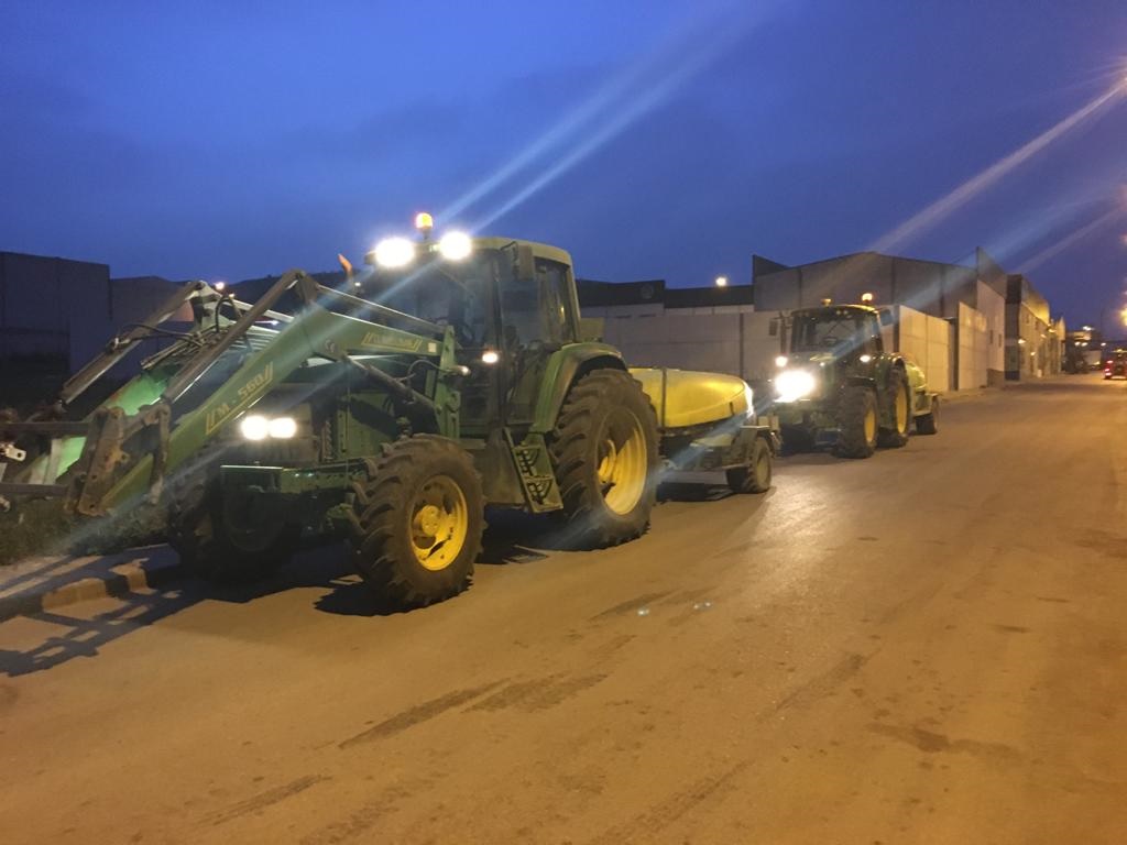 ASAJASEVILLA's tweet photo. Objetivo: acabar con el #COVID19👹

Agricultores de #Utrera🚜💦#ElViso🚜💦#LaPuebla🚜💦 #Mairena🚜💦#Herrera🚜💦#Aznalcázar🚜💦#Cazalla🚜💦han colaborado hoy con sus Ayuntamientos en la desinfección de las plazas y calles de sus municipios.

Muchas gracias👏🏽a los #HéroesRurales https://t.co/aZowliDukD