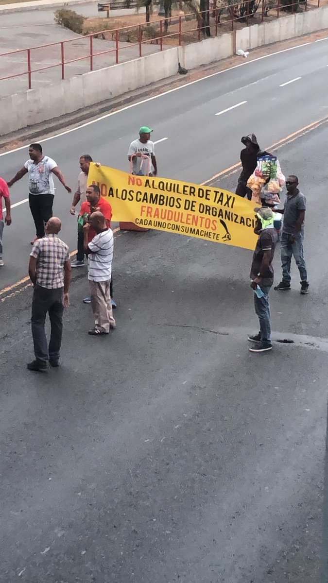 AlvaroAlvaradoC's tweet photo. Lo veo y no lo creo. Estoy por pensar que en este país hay gente que no le importa con nada. Protestar en este momento por temas relacionados con cupos de taxi. Waooooooo después nos preguntamos porque nos pasan estas cosas. Avenida de los mártires a esta hora. https://t.co/9JbmQetJ8P