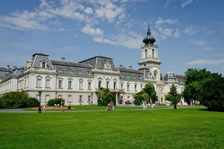 VineyardKapolna's tweet photo. #HungaryGuide: The Festetics Palace in Keszthely is the most visited historical palace in the country 🇭🇺
➡️ #Hungary #WhatToSeeHUN #WhereToGoHUN #HistoryHUN #VisitHUN #castles #castlesHUN #palace #FesteticsPalace #Keszthely
Read more
https://t.co/qjtvE1Olvy
Picture https://t.co/c0rY6esuAw