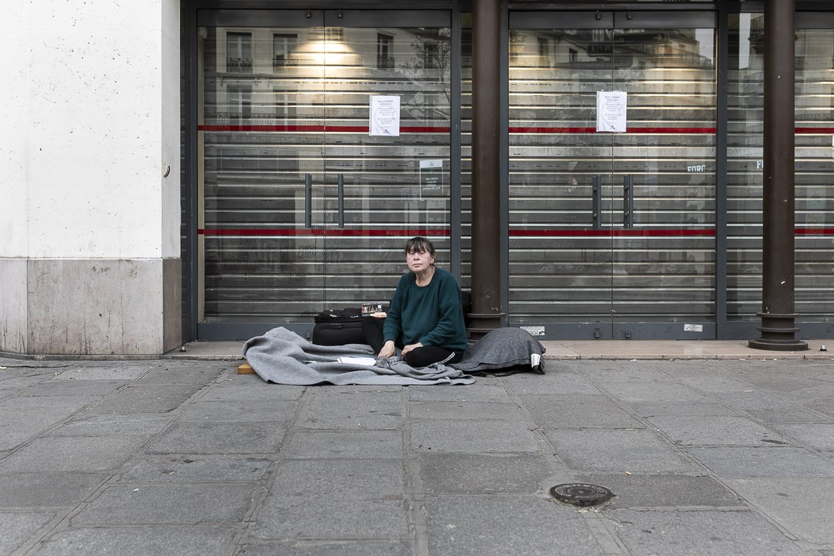 YannCasta's tweet photo. [THREAD]
Avec les SDF des Halles à Paris cet après-midi.
C'est une catastrophe.
Ils font face à une précarité exacerbée du fait de l'arrêt des maraudes, de la fermeture des accueils de jour, du manque de revenus issus de la manche et de la fermeture des toilettes et bains publics https://t.co/m5BshlqkMe