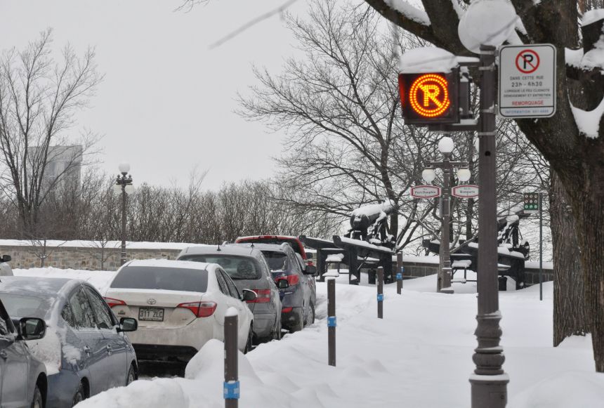 l_actuel's tweet photo. Le stationnement est interdit de 21h à 7h demain dans toutes les rues des arrondissements des Rivières et de La Haute-Saint-Charles sauf dans le secteur de Vanier. https://t.co/KwIQp6uaYk