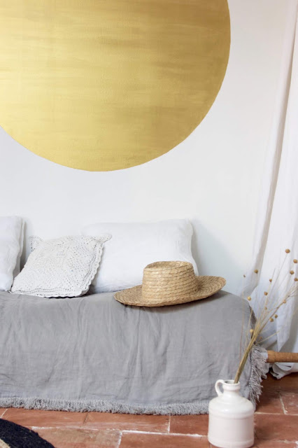 Un cercle doré cosy et enveloppant sur le mur, cela vous tente ? Toutes les étapes pour le réaliser sont sur le blog ;) 
regardsetmaisons.blogspot.com…/comment-peindre-un-c…
#regardsetmaisons #scotchblue