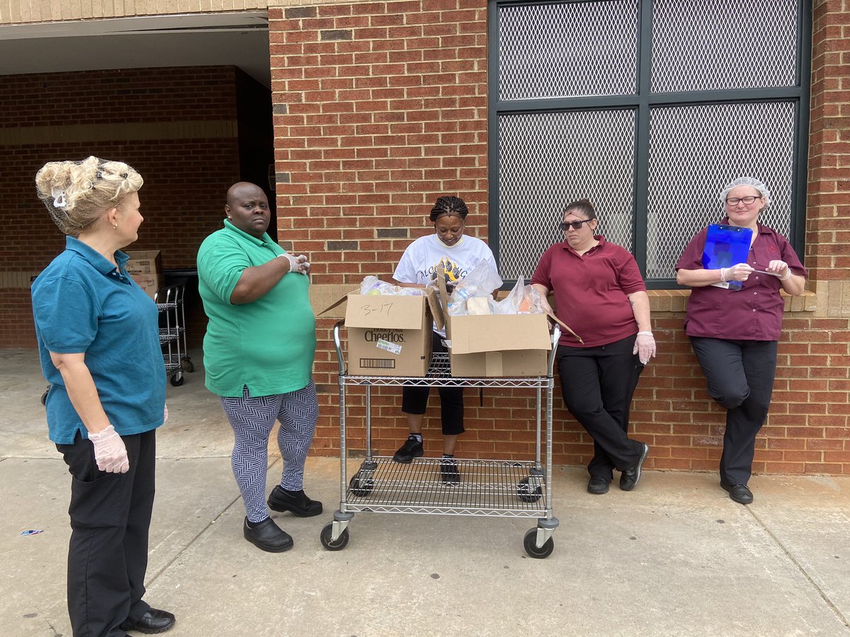 AHStigercafe's tweet photo. Doing this time we still want to make sure the children are fed. Just drive around back from 11 am to 1 pm. You will receive a breakfast and a lunch. #ncssbethebest #freefoodprogramforchildren #committothechildren @KWilliams_AHS thank you for your help today. https://t.co/5b4ld71tA2