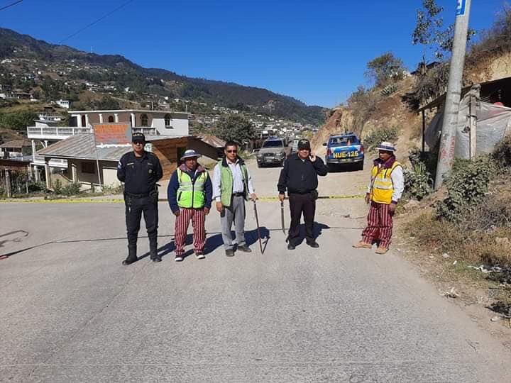 ElCuartoPodergt's tweet photo. Se han cerrado las principales vías de acceso al municipio de Todos Santos Cuchumatán,#Huehuetenango. 
Para prevenir casos de COVID-19.r https://t.co/FMnXnfwqds